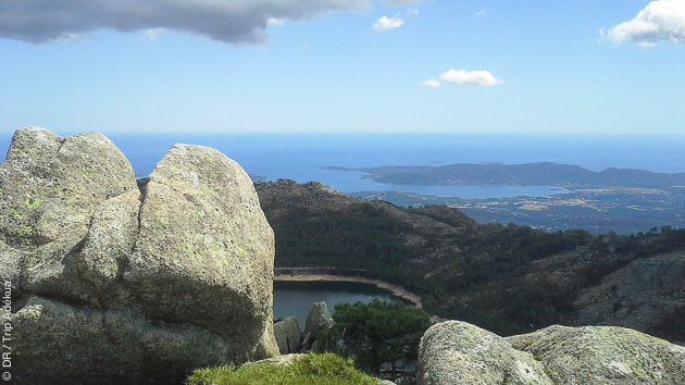 Paysages majestueux, bivouac en bergerie : un concentré de Corse vous attend pendant cette randonnée pédestre
